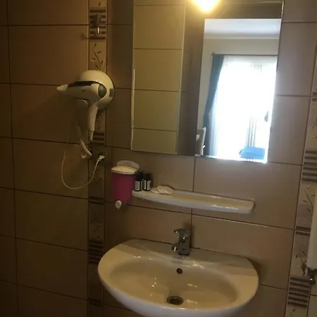 Oezguer Szálloda 2*